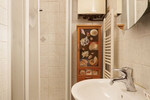 Ducha, secador de pelo, bidet, toallas