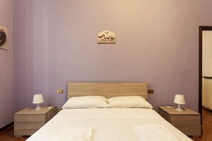 1 chambre, fer et planche à repasser, draps fournis