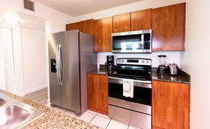 Réfrigérateur, micro-ondes, plaque de cuisson, lave-vaisselle