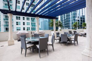 Outdoor dining - Luxury Huge APT@Brickell, Free Parking. (Miami)