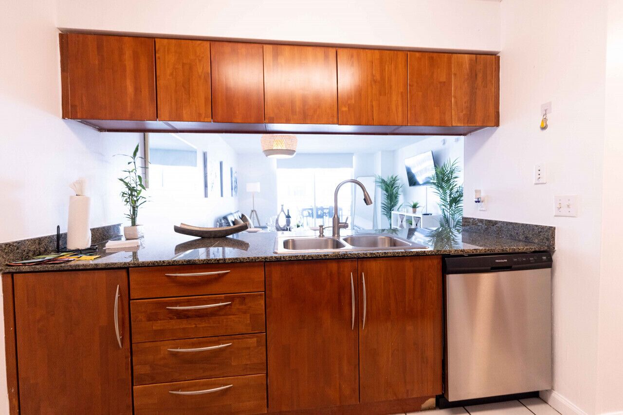Coffee/tea maker, fridge, microwave, stovetop