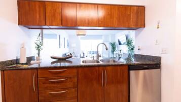 Coffee/tea maker, fridge, microwave, stovetop