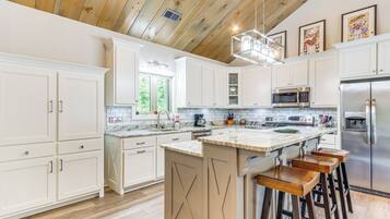 Fridge, microwave, stovetop, dishwasher