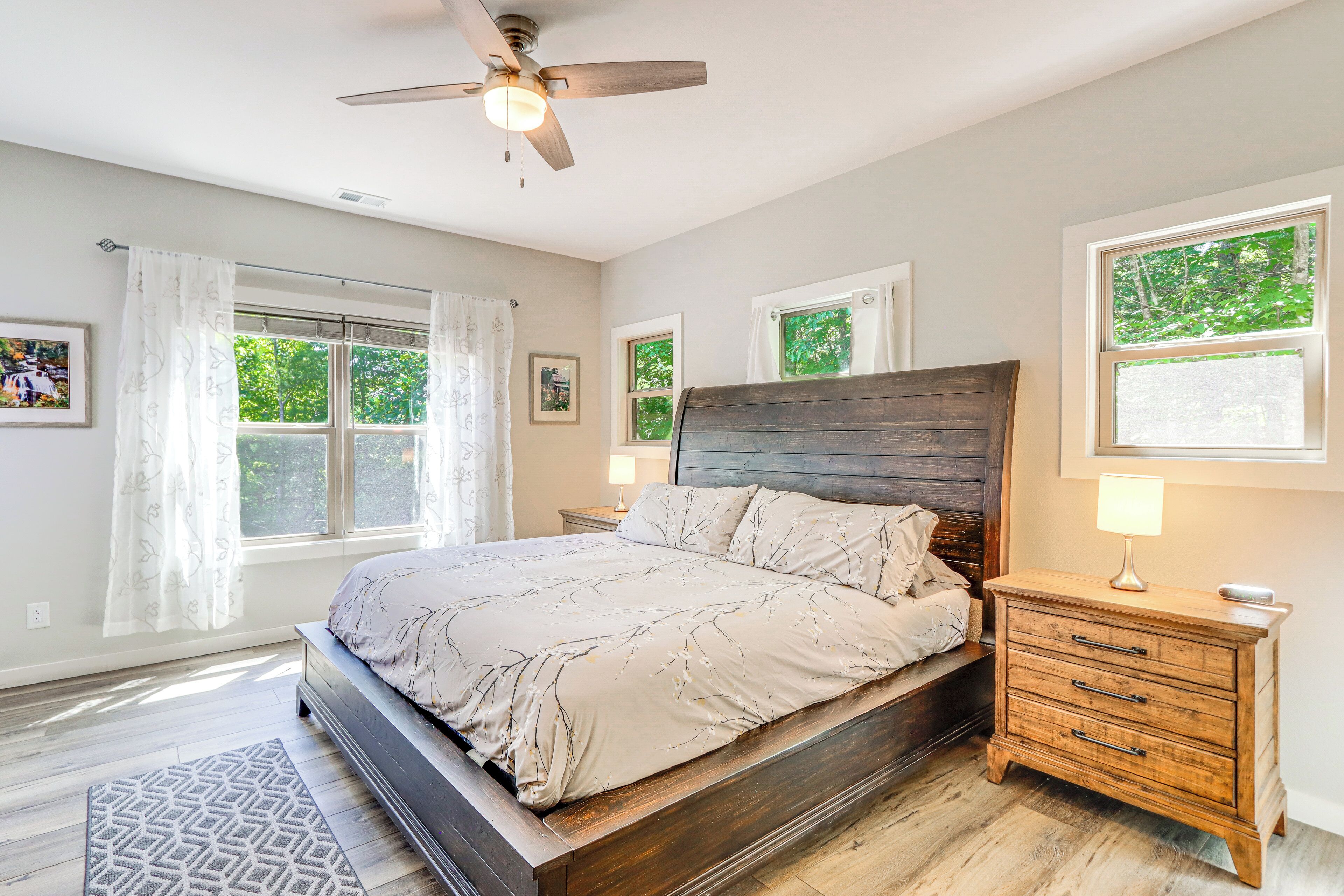 3 bedrooms, desk, laptop workspace, travel crib