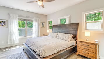 3 bedrooms, desk, laptop workspace, travel crib