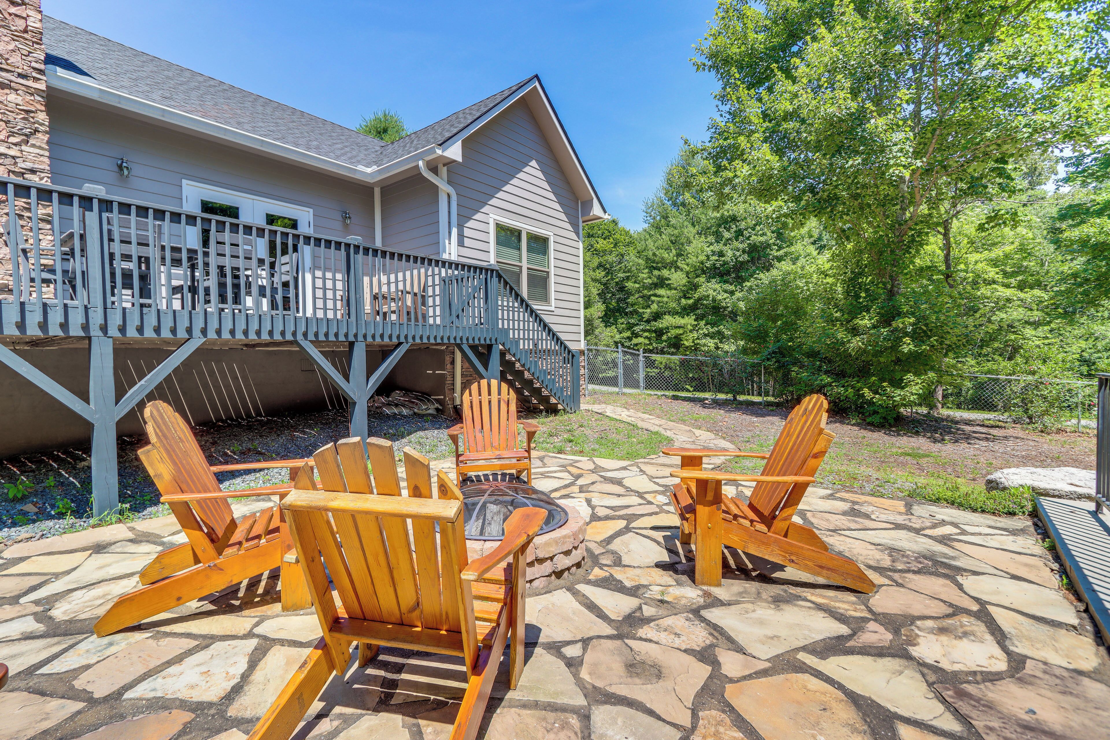 Peaceful Murphy Home w/ Fire Pit: 2 Mi to Downtown