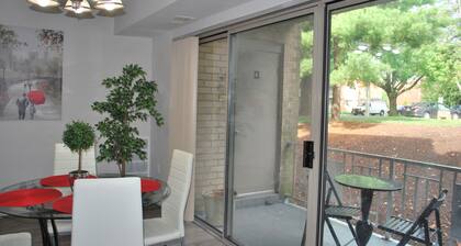 Lovely 2 Bedroom with private patio
