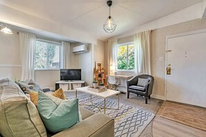 Smart-TV, Bücher, Arbeitsbereiche