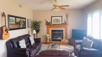 Una Smart TV, una chimenea, libros