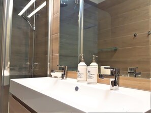 Secadora de cabello, toallas, papel de baño 