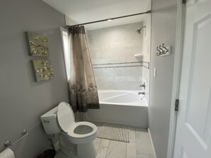 Bañera con ducha, secador de pelo, toallas, jabón