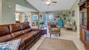 Unclassified image, 3 of 46, button - 1322 SW 33rd St (Cape Coral)