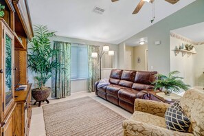 House (1322 SW 33rd St) | Living room | Smart TV