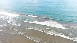 Een strand met golven die zachtjes op het strand komen.