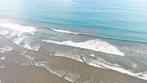 En la playa y camastros