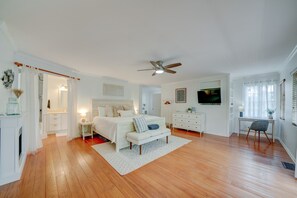 3 bedrooms, desk, iron/ironing board, travel cot