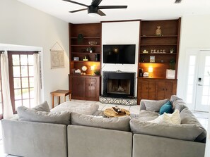 Smart TV, fireplace, offices - Waterfront Home w/Heated Pool, Rooftop Deck, Large Primary Suite, Great Location (St. Augustine)