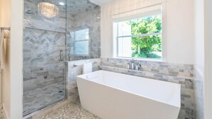 Ensemble douche/baignoire, sèche-cheveux, serviettes fournies, savon