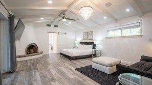 7 habitaciones, escritorio y tabla de planchar con plancha 