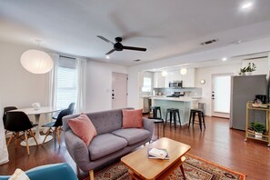 Un apartamento moderno con sala de estar, comedor y cocina.