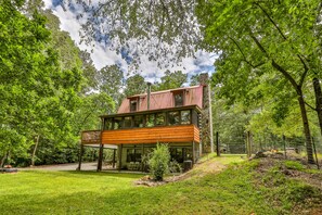 Exterior - Rustic Cabin trout fishing, dog loving, beach area on secluded 8.5 acres! 001504 (Ellijay)