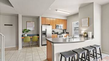 Kjøleskap, mikrobølgeovn, ovn og kokeplater