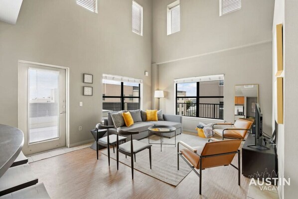 Smart TV, Netflix, Hulu, streaming services