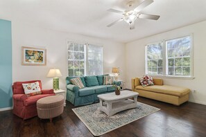 Een smart-tv, een kantoor en een printer