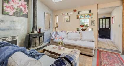 Relax in an unique artistic house and with nature