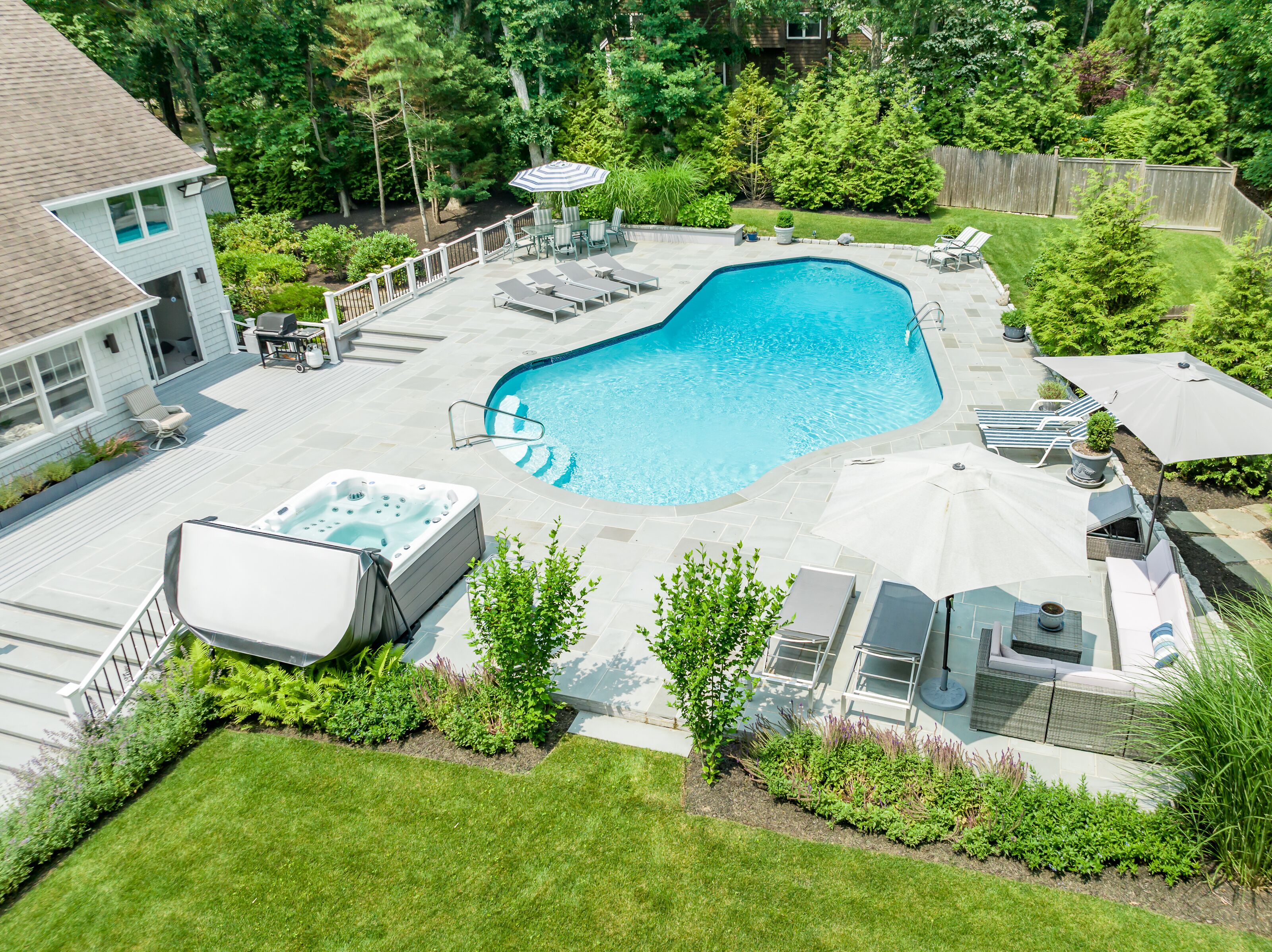 Luxurious Southampton Retreat with Pool & Putting Green