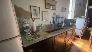 Fridge, oven, stovetop, coffee/tea maker