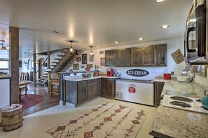 Fridge, microwave, stovetop, coffee/tea maker - Montrose Barndominium on 7 Acres with Views! (Montrose)