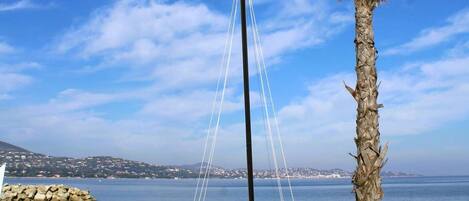 بالقرب من الشاطئ