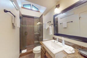 Secador de pelo, toallas