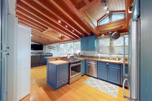 Perfect Mountain Gem Near Town & Slopes W/ Free WiFi, Balcony & Shared Pool