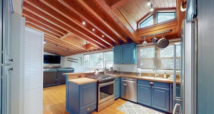 Perfect Mountain Gem Near Town & Slopes W/ Free WiFi, Balcony & Shared Pool