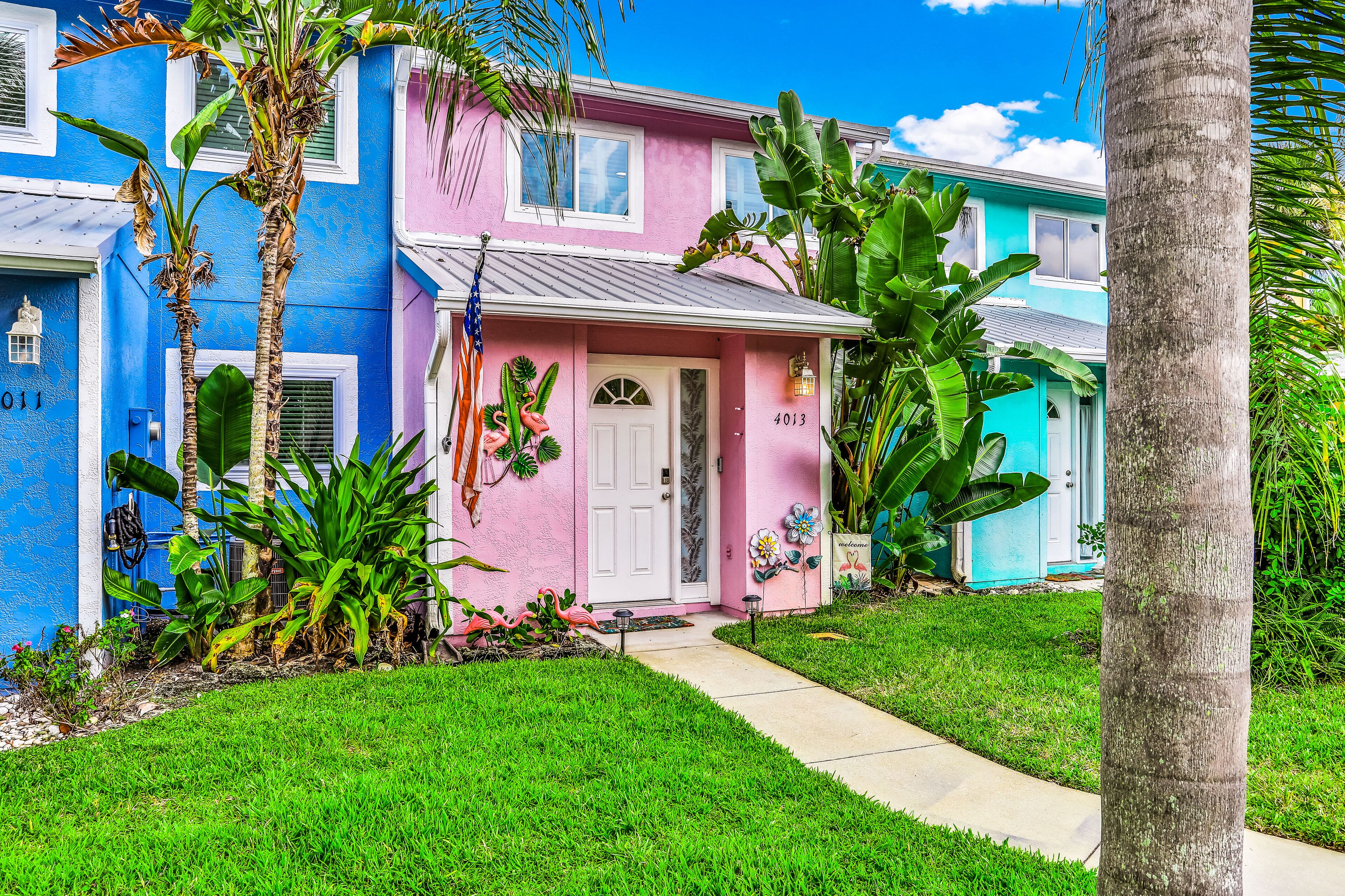 Colorful, Snowbird-Friendly Townhouse with Fast WiFi, Central AC, & Washer/Dryer