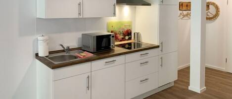Fridge, microwave, dishwasher, cookware/dishes/utensils