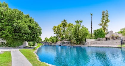 Wonderful waterfront condo with pool, private balcony & fast WiFi - dog-friendly