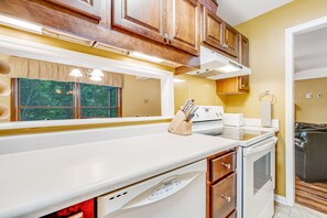 KĂŒhlschrank, Mikrowelle, Ofen, Herdplatte