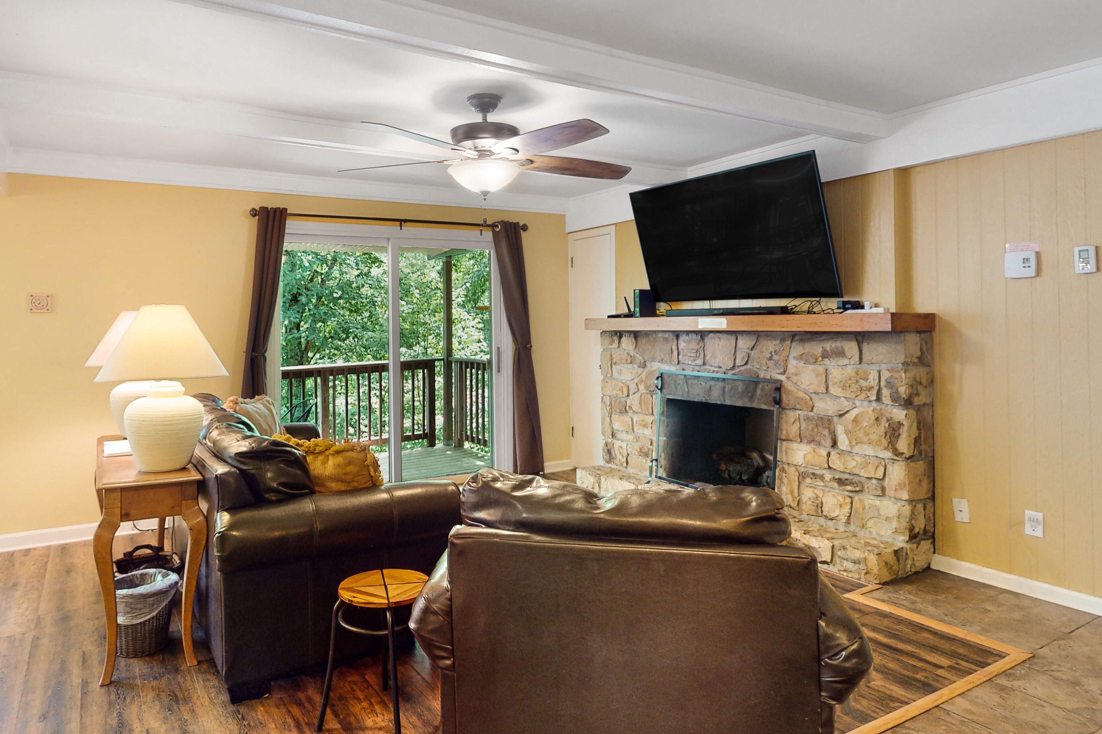 Televisión y chimenea 