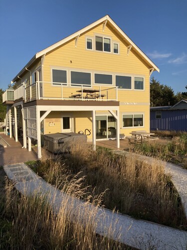 Family Fun Near Ocean Shores—Hot Tub, Elevator & Easy Dune Walk to Beach