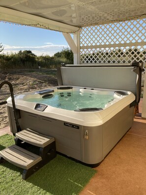 Outdoor spa tub - Family Fun Near Ocean Shores—Hot Tub, Elevator & Easy Dune Walk to Beach (Copalis Beach)