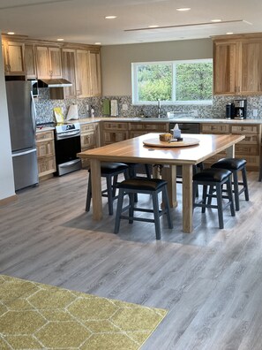 ثلاجة، ميكروويف، فرن، موقد طهي مسطح