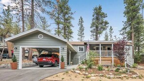 A two-story house with a garage and a covered porch. - Gorgeous cabin great for Family & Pets BBQ fenced backyard fire pit Jacuuzi (Big Bear City)