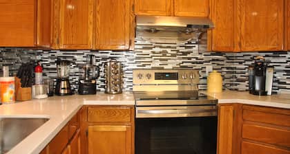 Charming house for 19. Huge beds, bathrooms on main floor.