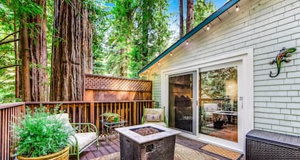 Wooded gem with large deck, fast WiFi, grill & great location - dog-friendly