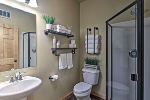 Combined shower/bathtub, hair dryer, towels, soap - Great location with view and private hot tub!  Well-equipped 3 bedroom. (Big Sky)