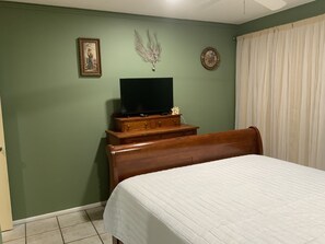 3 bedrooms, desk, iron/ironing board, free WiFi