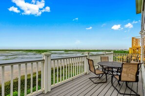 Outdoor dining - Beautiful bayfront home with pool, hot tub & central AC (Galveston)